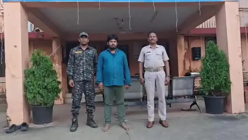 କଣ୍ଟାମାଳ: ମାଳତୀ ଗୋଛାପଡା ଗ୍ରାମର ଗଞ୍ଜେଇ ବ୍ୟବସାୟୀ ସତ୍ୟବ୍ରତ ସାହୁଙ୍କୁ କୋର୍ଟ ଚାଲାଣ କଲା ମନମୁଣ୍ଡା ପୋଲିସ