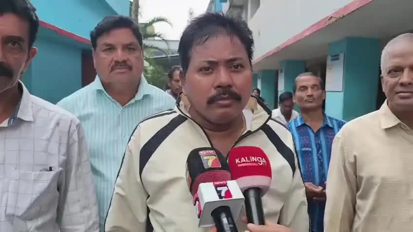 କୋରାପୁଟ: ଅଚାନକ ଶ୍ରୀ ଅରବିନ୍ଦ ପୂର୍ଣ୍ଣାଙ୍ଗ ଶିକ୍ଷାକ୍ଷେତ୍ରକୁ ପରିଦର୍ଶନ କରି ଭିତ୍ତିଭୂମି ଅନୁଧ୍ୟାନ କଲେ କୋରାପୁଟ ବିଧାୟକ