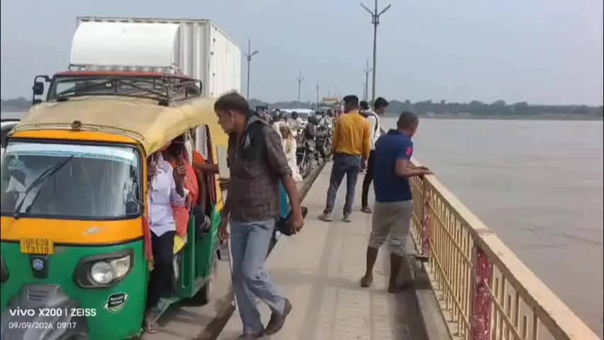 मिर्ज़ापुर: औराई की तरफ से आकर शास्त्री ब्रिज के रेलिंग पर चढ़कर युवक गंगा में कूदा, स्थानीय गोताखोरों ने की तलाश, स्थिति जारी