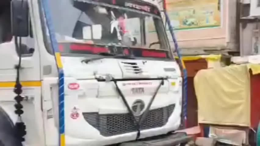 ब्रह्मपुर: नो-एंट्री के बावजूद ब्रह्मपुर–रघुनाथपुर मार्ग पर दौड़ रहे ट्रक-ट्रेलर, एसडीएम के निर्देश का नहीं हो रहा अनुपालन