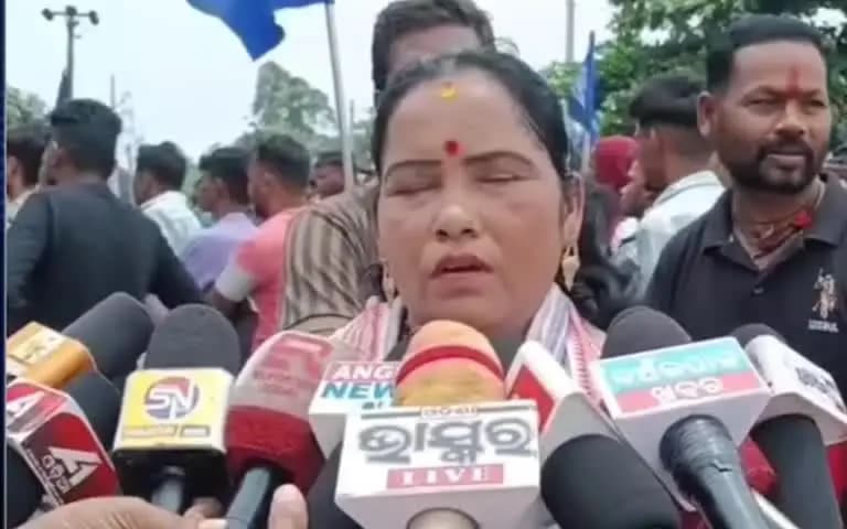 ହିନ୍ଦୋଳ: ମାନପୁର ଗ୍ରାମରେ ଯୁବକଙ୍କୁ ଆକ୍ରମଣ, ଆଞ୍ଚଳିକ ବହୁଜନ ସମିତିର କଣ୍ଟାବଣିଆ ଥାନା ଘେରାଉ ବେଳେ ମହିଳାଙ୍କ କ୍ଷୋଭ ପ୍ରକାଶ