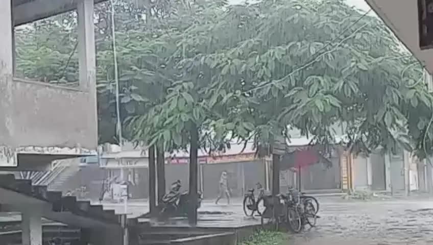 কাঁকসা: দখিনবঙ্গে বিভিন্ন জেলায় হলুদ সতর্কবার্তা জারি আবহাওয়া দফতরের,চলবে মাঝারি থেকে বাড়ি বৃষ্টি