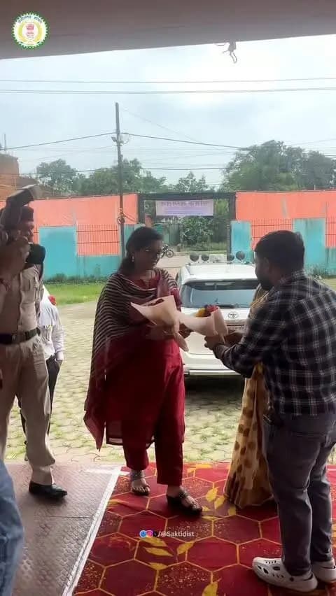 श्रम विभाग द्वारा मंगल भवन नया बाराद्वार मे श्रमिक सम्मेलन का आयोजित किया गया। मुख्य अतिथि छत्तीसगढ़ भवन एवं अन्य सन्निर्माण कर्मकार कल्याण मंडल के अध्यक्ष एवं कैबिनेट मंत्री दर्जा प्राप्त डॉ. रामप्रताप सिंह तथा जिला कलेक्टर श्रीमती जयश्री जैन की उपस्थिति में कार्यक्रम संपन्न हुआ।
सम्मेलन में श्रम विभाग की विभिन्न योजनाओं की जानकारी दी गई और पात्र हितग्राहियों को लाभान्वित किया गया। 734 हितग्राहियों को ₹1 करोड़ 25 लाख 39 हजार 500 की सहायता राशि DBT के माध्यम से बैंक खातों में हस्तांतरित की गई। साथ ही उत्कृष्ट प्रदर्शन करने वाले विद्यार्थियों के माता-पिता का सम्मान किया गया।