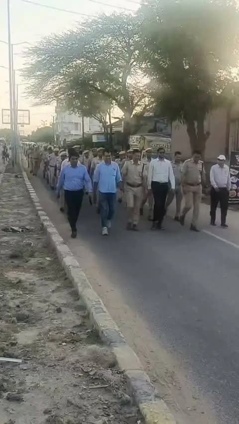 श्री आशा राम चौधरी SP नागौर के निर्देशन में निकाय चुनावों को शांतिपूर्ण सम्पन्न कराने हेतु नागौर पुलिस द्वारा फ्लैग मार्च किया गया।
@IgpAjmer
@PoliceRajasthan