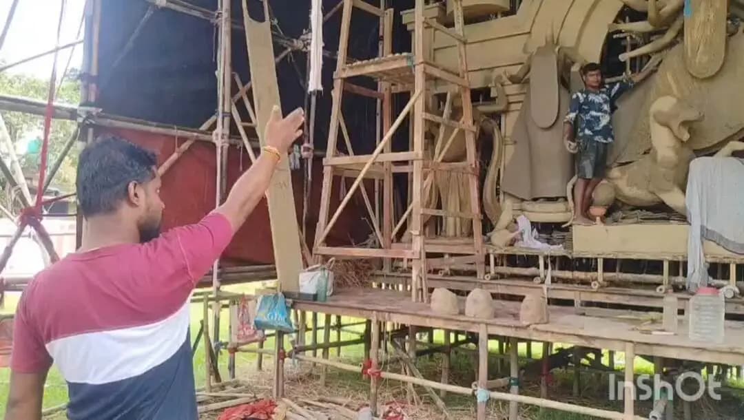বালুরঘাট: বালুরঘাট থেকে রায়গঞ্জ, পুজোর আগে প্রতিমা তৈরিতে চূড়ান্ত ব্যস্ত মৃৎশিল্পী পাপাই পাল