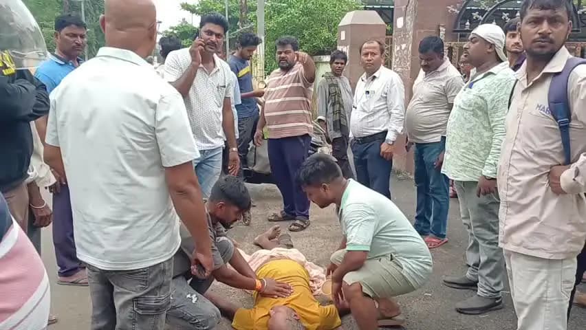 ଢେଙ୍କାନାଳ ସଦର: ପୃର୍ତ୍ତ ବିଭାଗ କାର୍ଯ୍ୟାଳୟ ସମ୍ମୁଖରେ ବୃଦ୍ଧର ଜୀବନ ବଞ୍ଚାଇଲେ ପଥଚାରୀ
