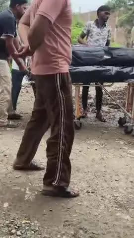 नजीबाबाद: नजीबाबाद रेलवे ट्रैक पार करते समय युवक ट्रेन की चपेट में आया, मौके पर हुई मौत