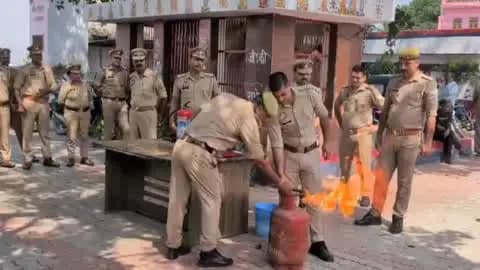 टूंडला: टूंडला थाने में अग्निशमन विभाग ने पुलिस कर्मियों को आग बुझाने के लिए दिया प्रशिक्षण