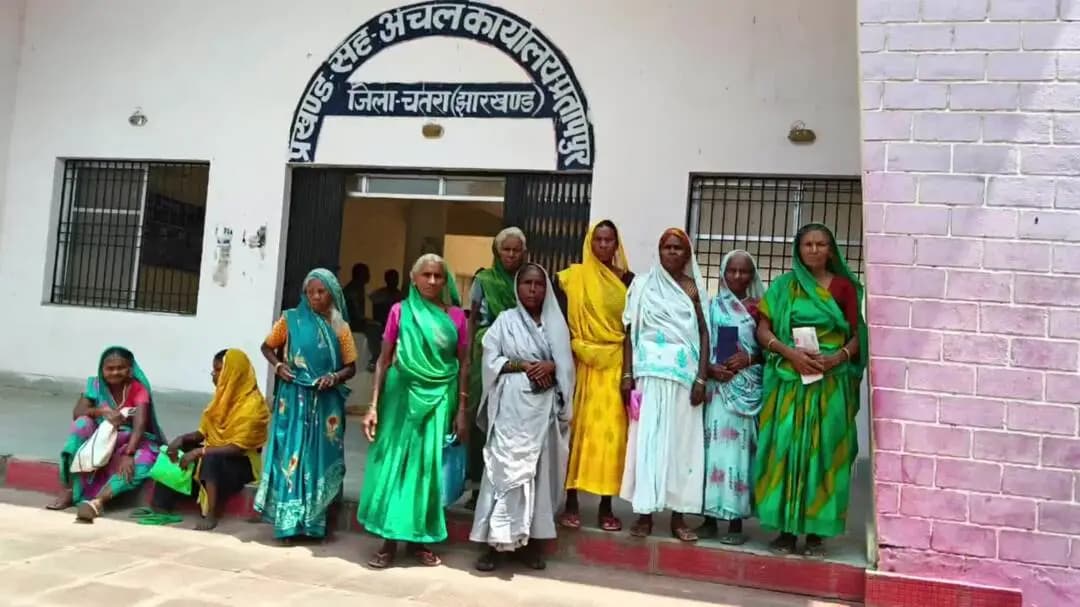 प्रतापपुर: *पांच माह से नहीं मिली वृद्धावस्था पेंशन, परेशान वृद्ध महिलाएं पहुंचीं प्रखंड कार्यालय