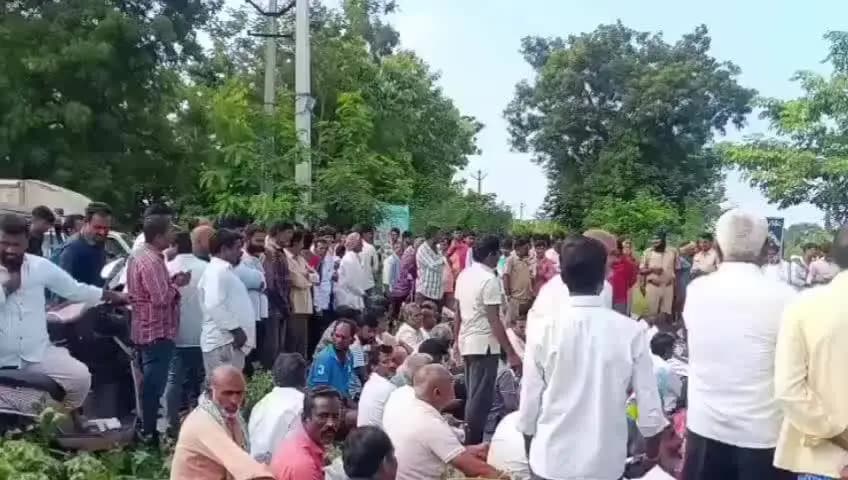 పాల్వంచ: పాల్వంచ మండలంలో రోడ్డుపై రైతుల ధర్నా త్రీఫేస్ కరెంటు ఇవ్వాలని డిమాండ్