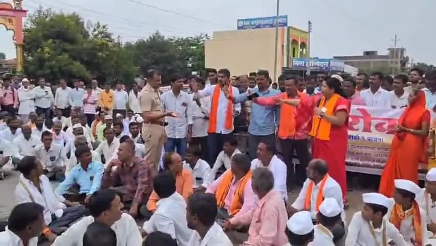सिल्लोड: भवन येथे मराठा समाजाच्या वतीने मनोज जरांगे पाटील समर्थनात करण्यात आला रस्ता रोको आंदोलन