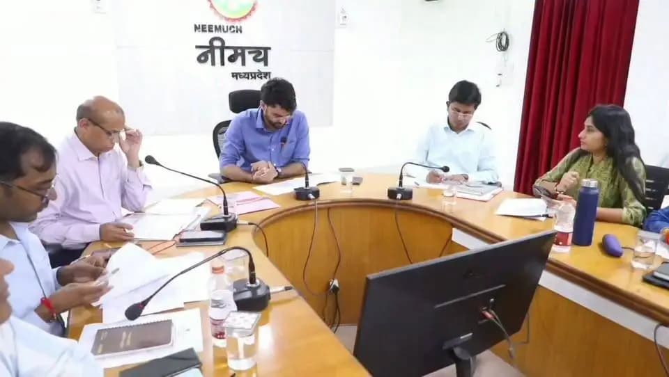 कलेक्टर की अध्यक्षता में समय-सीमा बैठक संपन्न
कलेक्टोरेट सभाकक्ष में मंगलवार को आयोजित साप्ताहिक समय-सीमा बैठक में कलेक्टर Himanshu Chandra ने विभिन्न विभागों के कार्यों एवं योजनाओं की प्रगति की समीक्षा की। उन्होंने अधिकारियों को लंबित प्रकरणों का समयबद्ध एवं संतुष्टिपूर्ण निराकरण सुनिश्चित करने तथा निर्धारित साप्ताहिक लक्ष्यों की शत-प्रतिशत पूर्ति के निर्देश दिए।
CM Madhya Pradesh
Jansampark Madhya Pradesh
#TL
#Neemuch
#नीमच