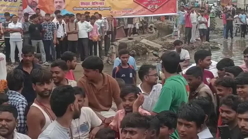 गोह: जलजमाव को लेकर गोह बाजार बंद, बीडीओ और सीओ के आश्वासन पर हटा जाम