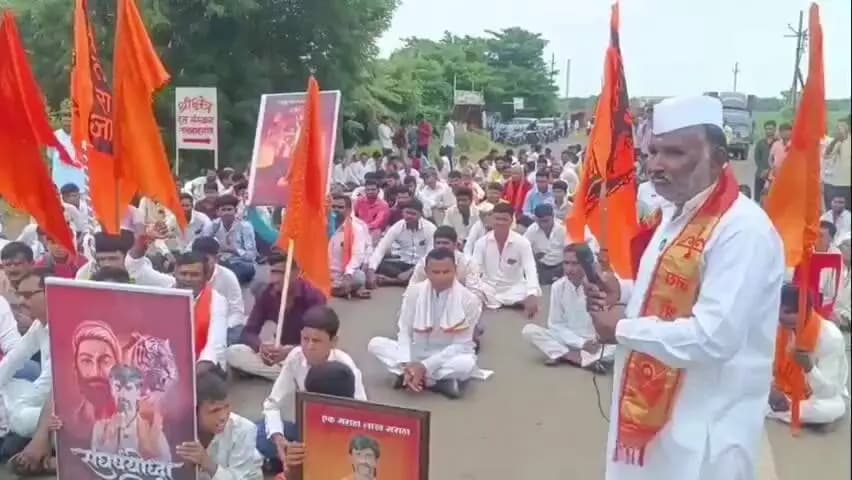अंबड: जालन्यातील ताड हदगाव पाटीजवळ मराठा आंदोलकांचा रास्ता रोको...