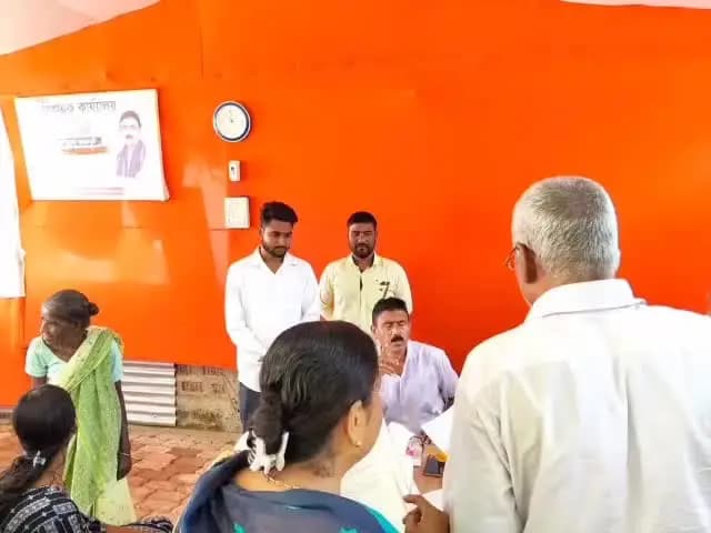 কাঞ্চনপুর: ধর্মনগর চন্দ্রপুরস্তিত নিজ বাসভবনে সাধারণ জনগণদের নিয়ে মত বিনিময় সভায় উপস্থিত বিধায়ক