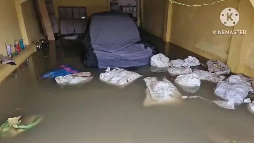 ज़मानिया: हल्की बारिश ने नगर पालिका के दावों की पोल खोली, स्टेशन बाजार में भीषण जलजमाव से लोग हलकान