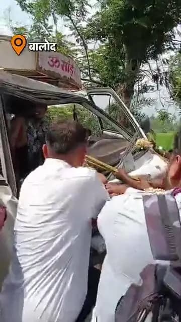 बालोद: बालोद में ट्रक-पिकअप की टक्कर, चालक 45 मिनट फंसा रहा, गंभीर हालत में दुर्ग रेफर