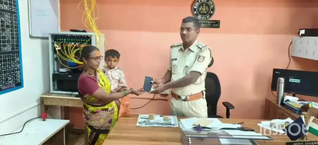 ಸವಣೂರು: ಪಟ್ಟಣದಲ್ಲಿ ದೊರೆತ ಮೊಬೈಲ್ ಪೊಲೀಸ್ ರಿಗೆ ಒಪ್ಪಿಸಿದ ಮಹಿಳೆ
