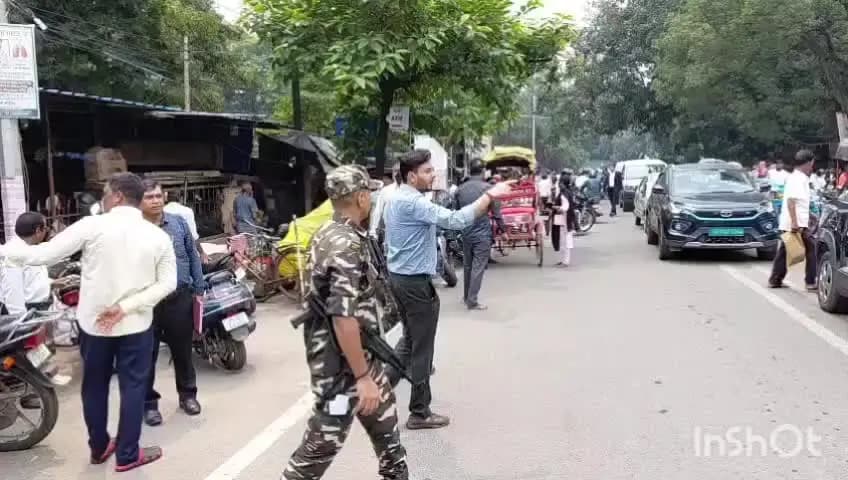 धनबाद/केंदुआडीह: धनबाद कोर्ट रोड पर संयुक्त अतिक्रमण हटाओ अभियान, अवैध ठेले, काउंटर और वाहनों पर चला बुलडोजर