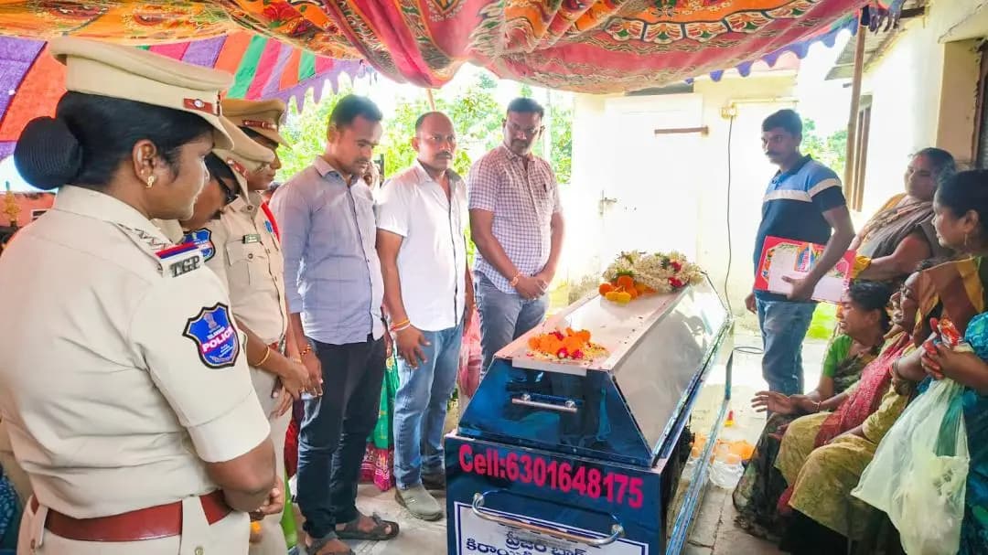 మహబూబాబాద్: మరణించిన హెడ్ కానిస్టేబుల్ కుటుంబానికి రూ. 30,000 ఆర్థిక సాయం
