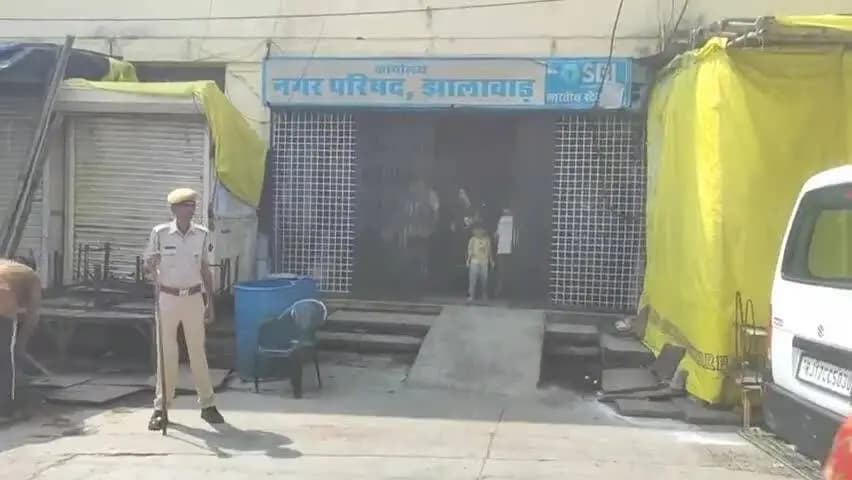 झालरापाटन: झालावाड़ नगर परिषद चुनाव में एक बजे तक 45.15% मतदान, लोकतंत्र के पर्व में उत्साह से मतदाता कर रहे हैं अपना वोट