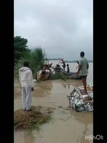 बांगरमऊ: गंगा नदी के बढ़ते जल स्तर और बाढ़ के कारण F84 के काली मिट्टी शिवराजपुर मार्ग पूरी तरह कट गया, ग्रामीणों का आवागमन बंद