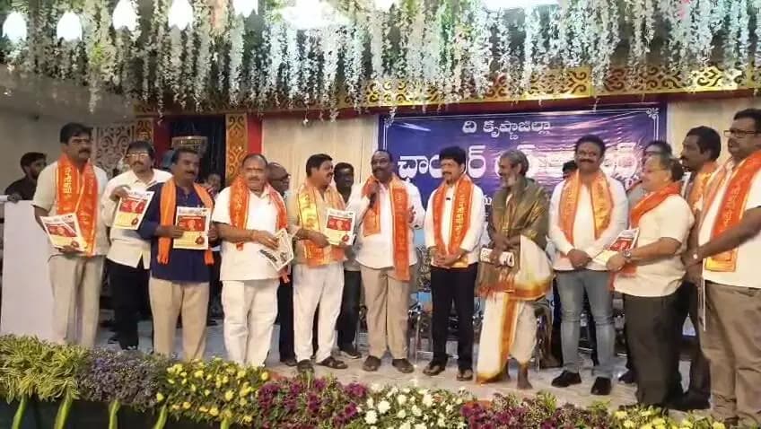 మచిలీపట్నం: మచిలీపట్నం సాగర తీరాన 63 అడుగుల మట్టి గణపతి: 630 కిలోల లడ్డు ప్రత్యేక ఆకర్షణ