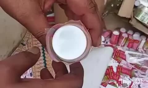 जलालपुर: जैतपुर क्षेत्र में नकली आयुर्वेदिक दवा बनाने वाली फैक्टरी पकड़ी गई, योगीराज आयुर्वेद के नाम पर बन रही थीं दवाएं