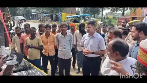 बलरामपुर: लेबर चौक पर जिलाधिकारी ने श्रमिकों के साथ किया संवाद