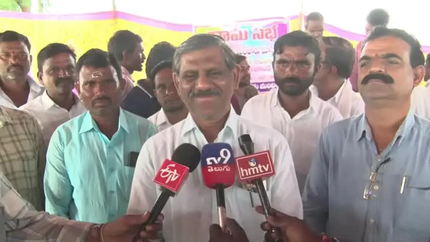 అదిలాబాద్ అర్బన్: ఆదిలాబాద్ లో విమానాశ్రయం ఏర్పాటు కోసం భూసేకరణ ప్రక్రియలో భాగంగా కచ్చికంటి గ్రామంలో అధికారులు గ్రామసభలో మాట్లాడుతున్న RDO