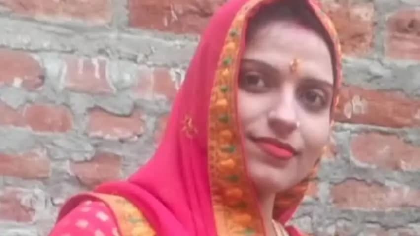 इटावा: सरसईनावर तिराहे पर मक्का के कचरे से फिसली बाइक, ट्रक की चपेट में आकर महिला की मौत, पति घायल, बेटा बाल-बाल बचा