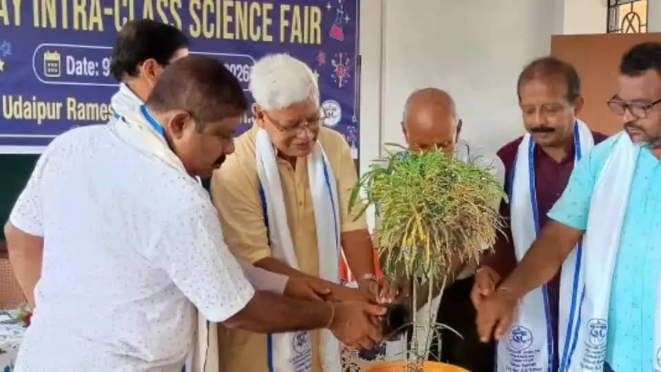 উদয়পুর: রমেশ বিদ্যালয়ে শুরু হয়েছে দুইদিন ব্যাপী 𝗛𝗮𝗿𝗮𝗱𝗵𝗮𝗻 𝗦𝗮𝗿𝗸𝗮𝗿 & 𝗚𝗼𝘂𝗿𝗶 𝗦𝗮𝗿𝗸𝗮𝗿 𝗠𝗲𝗺𝗼𝗿𝗶𝗮𝗹 বিজ্ঞান