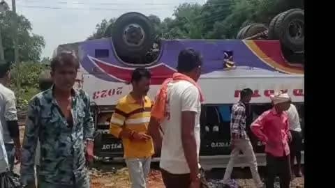 रायसेन: टिकोदा के पास स्टेयरिंग फेल होने से यात्री बस पलटी, 9 यात्री घायल