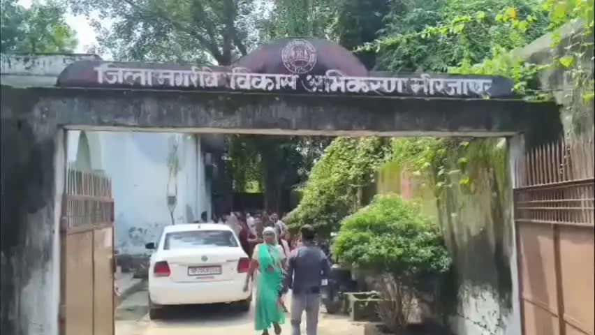 मिर्ज़ापुर: पीएम आवास योजना का लाभ न मिलने पर सैकड़ों लाभार्थियों ने शहर कोतवाली के डूडा ऑफिस पर किया जमकर प्रदर्शन