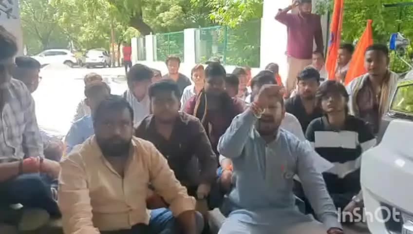 उरई: दिल्ली में बिल्डिंग ध्वस्त होने से कई छात्रों की मौत पर एबीवीपी ने डीएम कार्यालय में ऐसी बिल्डिंगों की जांच की मांग की
