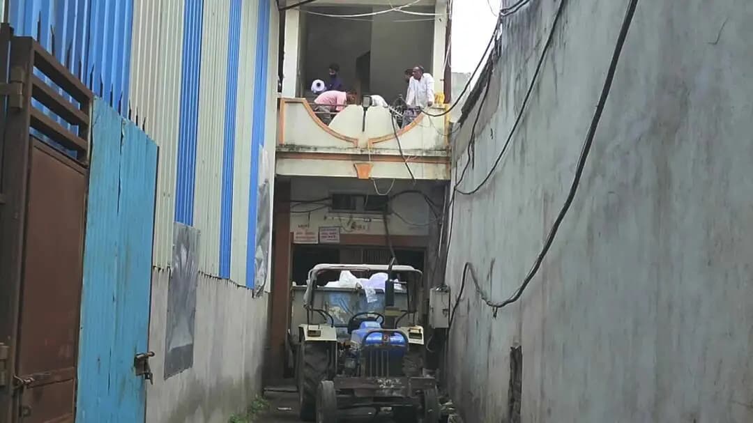 बुरहानपुर नगर: आलमगंज में योगेश फैब्रिक्स के पन्नी कारखाने पर नगर निगम ने छापामार कार्रवाई की, 680 किलो पॉलिथीन जब्त