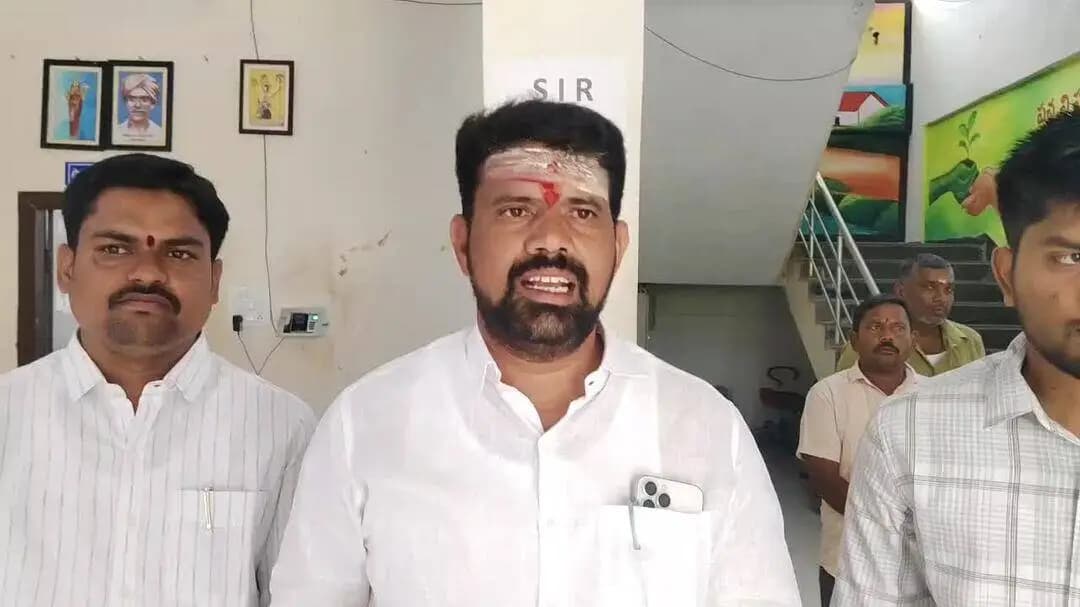 వేములవాడ: ప్రజాకవి కాళోజీ ఆశయ సాధనకు కృషి చేయాలి: వేములవాడ మున్సిపల్ చైర్మన్ పుల్కం రాజు