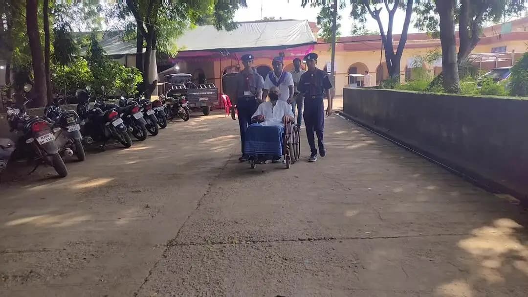 केशोरायपाटन: केशोरायपाटन में शांतिपूर्ण मतदान, ईवीएम खराबी के कारण आधे घंटे तक रुका मतदान, दोपहर 1 बजे तक 53.57 प्रतिशत हुआ