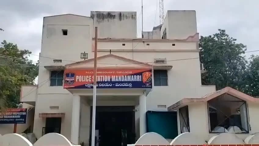చెన్నూరు: మందమర్రి సర్కిల్ పోలీస్ స్టేషన్ లో ఆకస్మిక తనిఖీలు చేపట్టిన రామగుండం సీపీ అంబర్ కిషోర్ ఝా