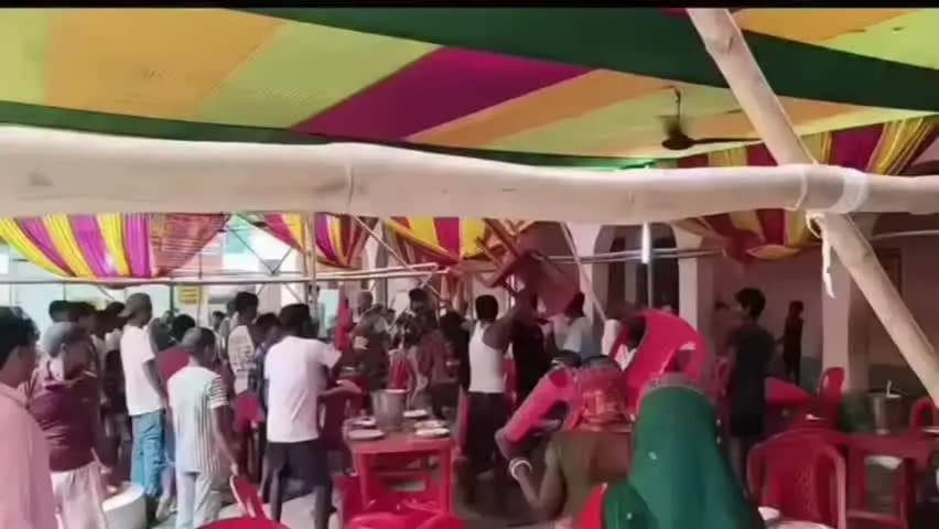 खरीक: सामुदायिक रसोई में भोजन पर विवाद, कुर्सियों से मारपीट का वीडियो वायरल