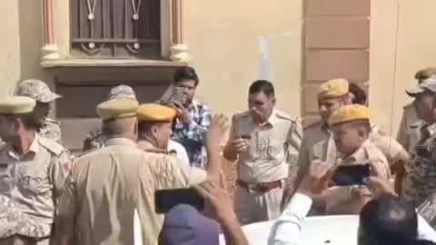 फतेहपुर: फतेहपुर शेखावाटी के वार्ड नंबर 40 में फर्जी मतदान को लेकर हुआ बवाल, जिला कलक्टर व पुलिस अधीक्षक भी पहुंचे मौके पर