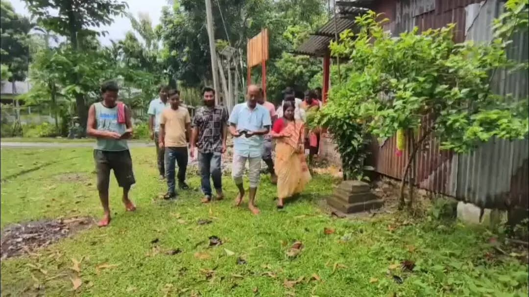 দিনহাটা ২: বামনহাটের পুকুরে উদ্ধার হওয়া কালো রঙের কচ্ছপ অবমুক্ত