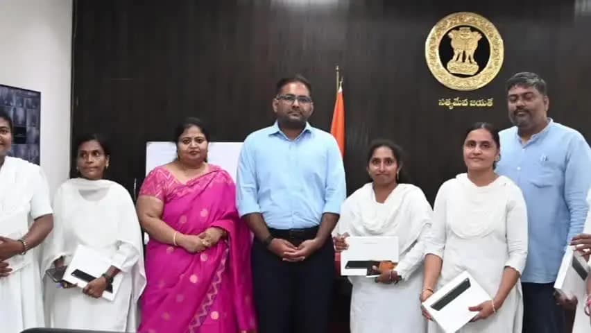 ధర్మారం: యూ పి హెచ్ సి ఏఎన్ఎం లకు టాబ్లెట్ పంపిణీ చేసిన: జిల్లా కలెక్టర్ కోయ శ్రీహర్ష
