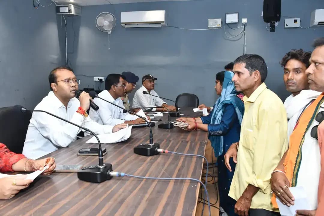 जनदर्शन में कलेक्टर ने सुनीं आम नागरिकों की समस्याएं, अधिकारियों को समयबद्ध निराकरण के निर्देश।
आवास, राशन, पेंशन, बिजली, किसान क्रेडिट कार्ड, प्रमाण पत्र सहित विभिन्न मांगों को लेकर पहुंचे नागरिक।
#mungeli