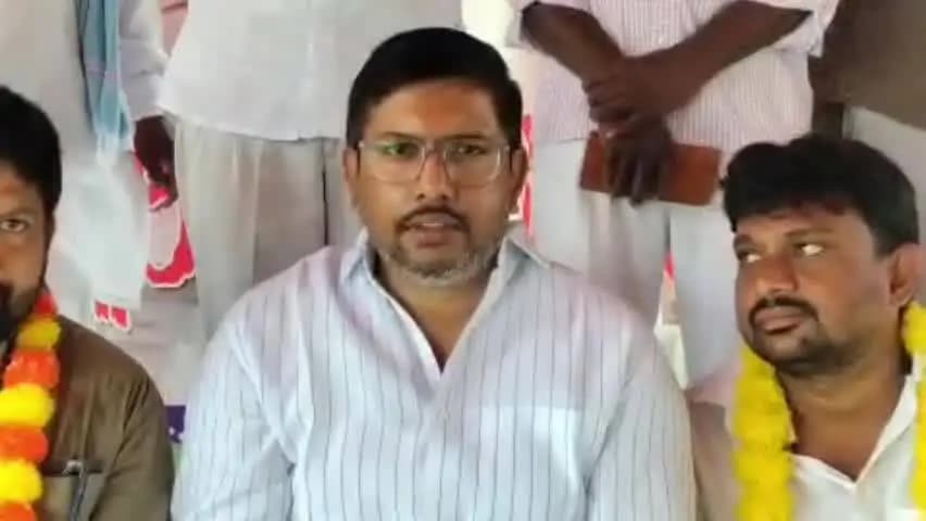 అదిలాబాద్ అర్బన్: సీసీఐ సాధన సమితి చేపట్టిన రిలే నిరాహార దీక్షలు 32వ రోజు చేరుకున్నాయి.మద్దతు తెలిపిన మాజీ మున్సిపల్ చైర్మన్ ప్రేమేందర్