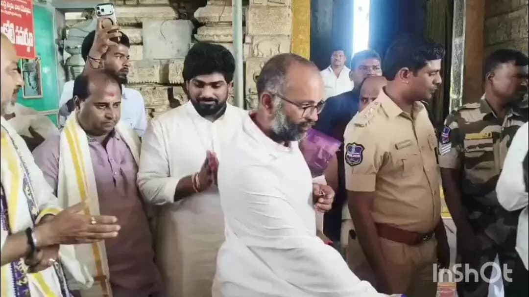 భద్రాచలం: భద్రాచలం శ్రీ సీతారామచంద్ర స్వామి కుటుంబ సమేతంగా దర్శించుకున్న కేంద్ర హోం శాఖ సహాయ మంత్రి బండి సంజయ్