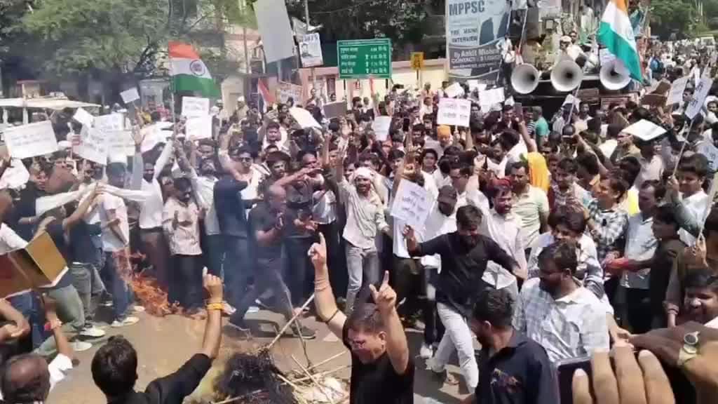 गुना नगर: हनुमान चौराहे पर आरक्षण और UGC रोलबैक को लेकर बड़ा प्रदर्शन, नेताओं की अर्थियां जलाईं, आक्रोश फूटा