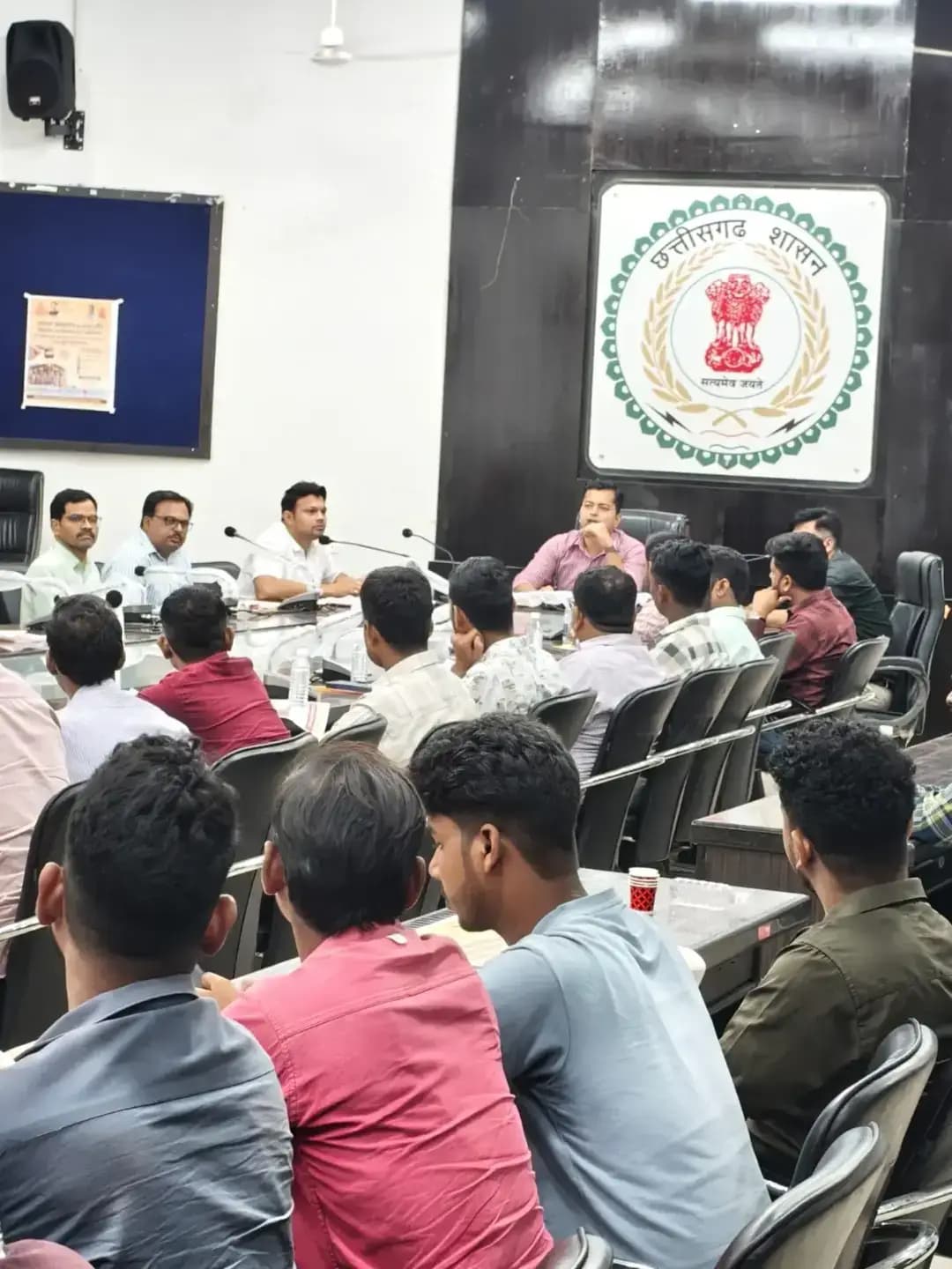 मोबाइल कैम्प के माध्यम से श्रमिकों के पंजीयन से लेकर कार्ड अपडेशन एवं ई-केवाईसी की मिल रही सुविधा
रोजाना लक्ष्य पूरा करने वीएलई-सीएससी संचालकों की आयोजित हुई बैठक
मोबाइल कैम्प में अनिवार्य रूप से उपस्थित रहेंगे सीएससी संचालक, अधिकाधिक पात्र श्रमिकों को योजनाओं से जोड़ने पर जोर