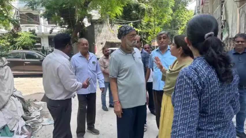 कालकाजी की निगम पार्षद योगिता सिंह ने कालकाजी एच ब्लॉक में स्वच्छता का निरीक्षण किया