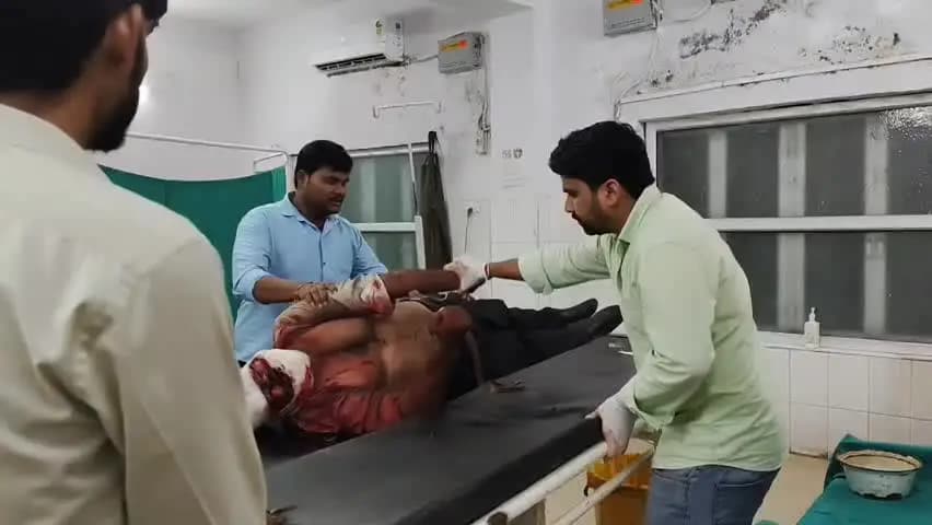 इटावा: फ्रेंड्स कालोनी इलाके में तेज रफ्तार कार ने बाइक को मारी टक्कर, पिता गंभीर घायल, पुत्र को किया गया भर्ती